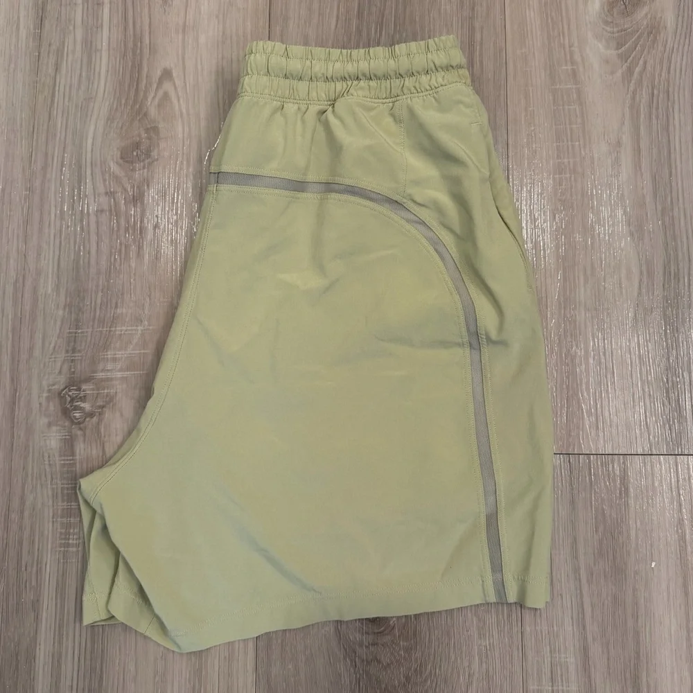 Men's Lululemon Lined Pacebreaker Shorts 5" in Yellow-Green - Picture 3 of 4
